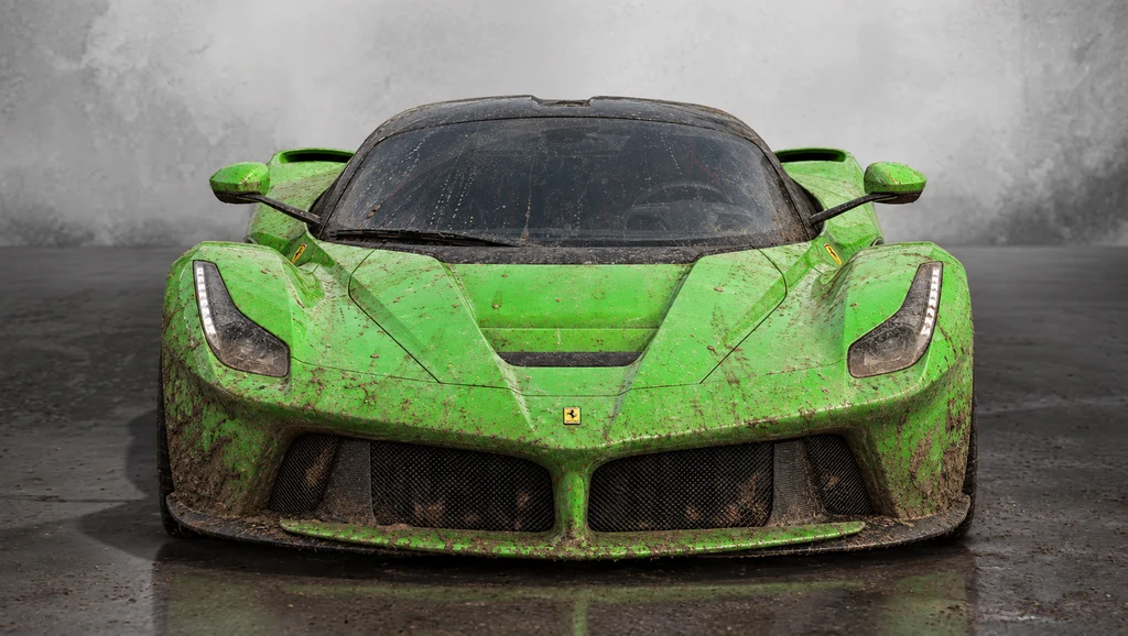 Antes: carro esportivo verde coberto de barro
