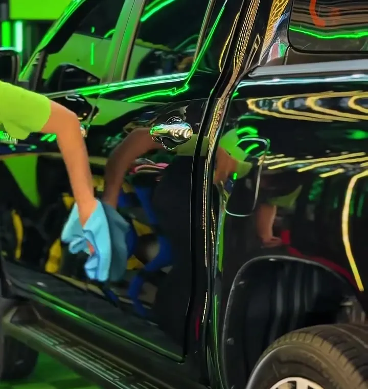 Secagem com toalha de microfibra em pintura preta