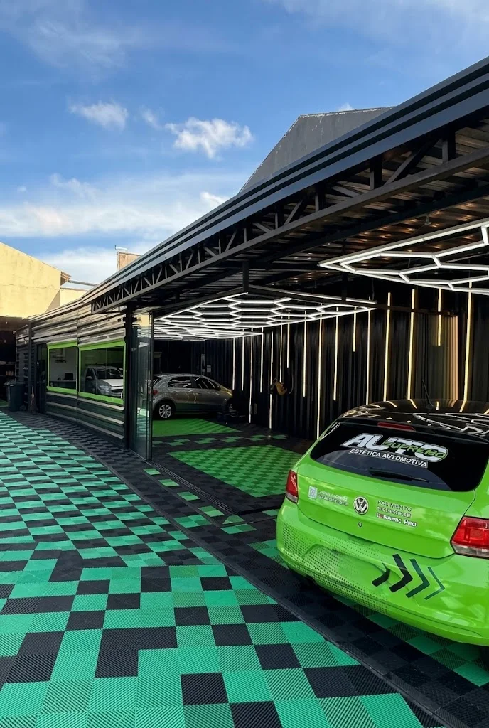 Box da Auto Supremo com iluminação hexagonal e piso quadriculado verde