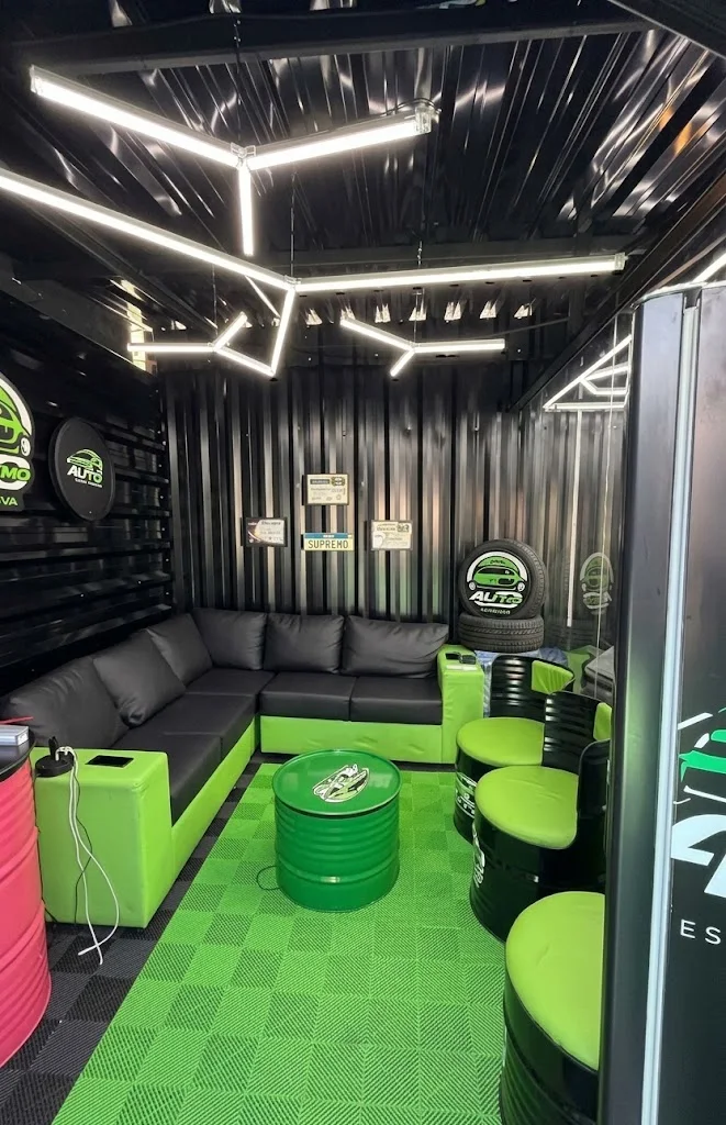 Lounge de espera da Auto Supremo com sofá preto e verde