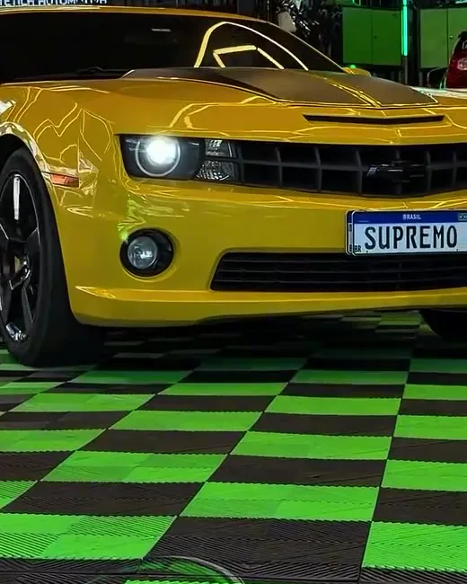 Faróis acesos de um Camaro no box da Auto Supremo
