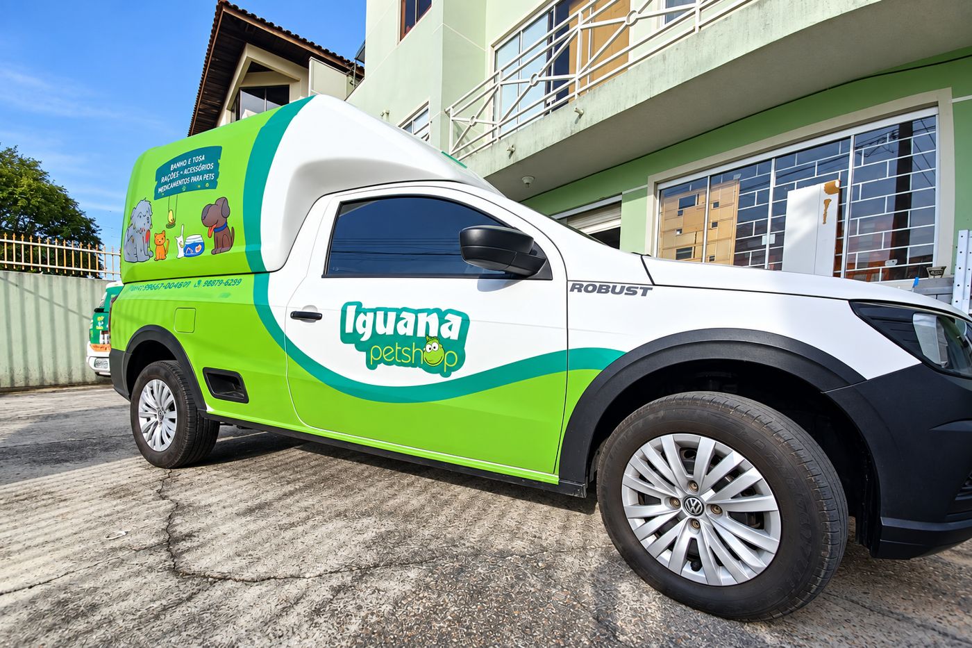 Carro de entregas da Iguana Pet Shop, adesivado em verde e branco