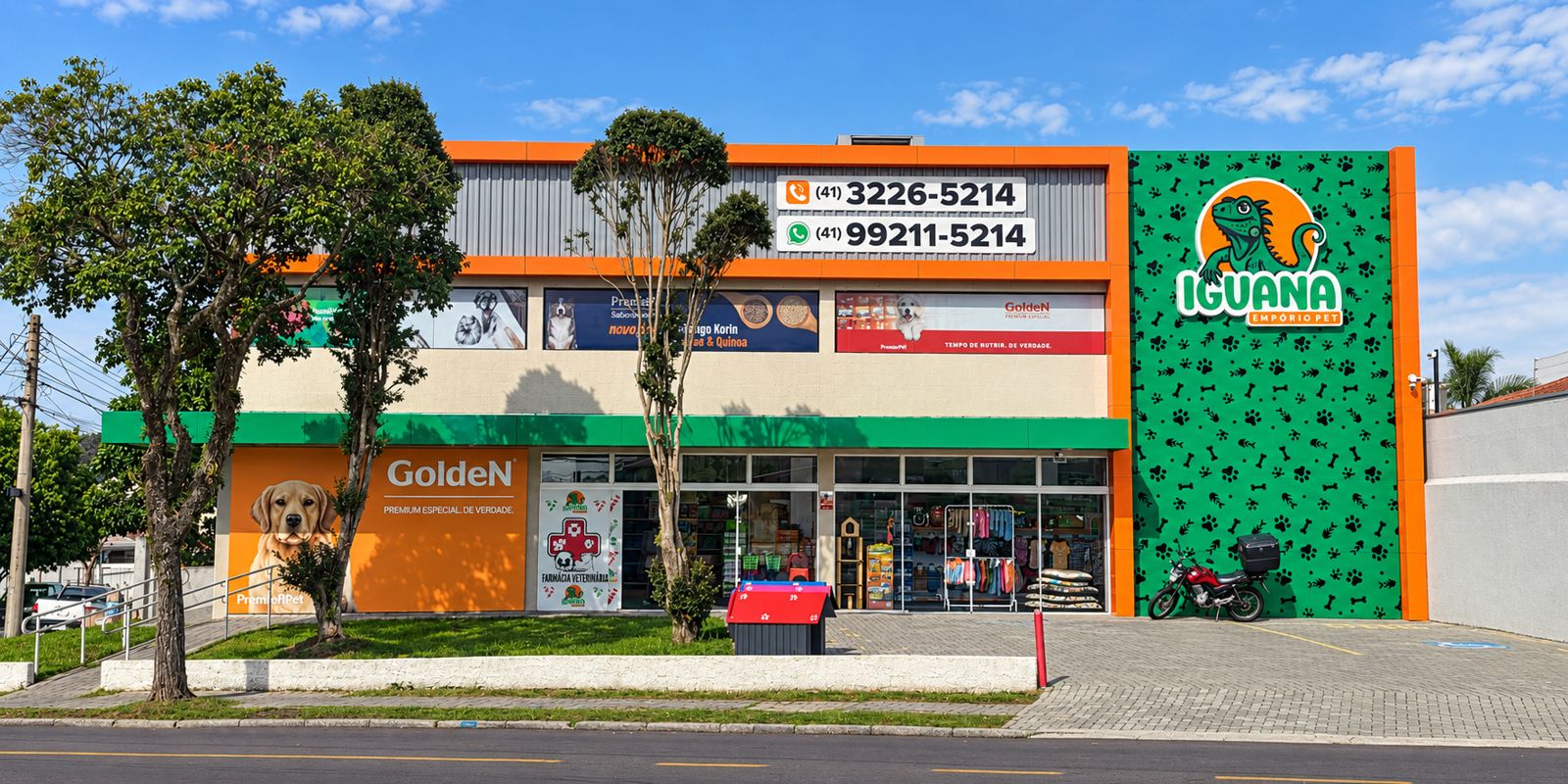 Fachada da Iguana Empório Pet no Cajuru, com a parede verde de patinhas e o logotipo