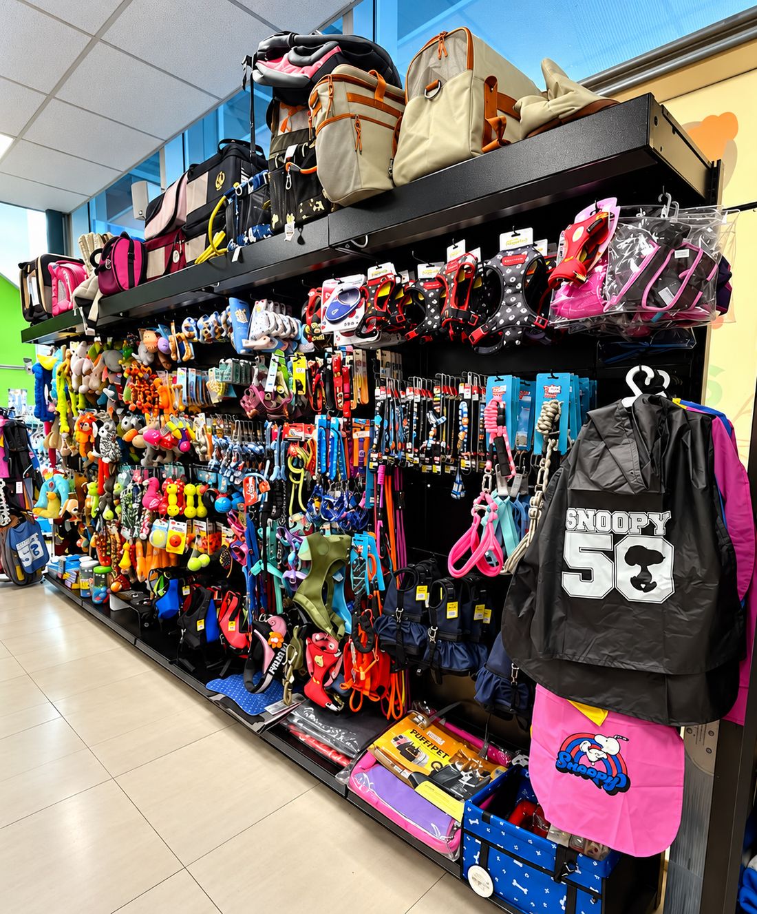 Parede de coleiras, guias, peitorais, bolsas e roupinhas na loja