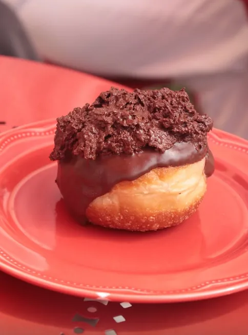 Sonho coberto de chocolate com raspas de chocolate por cima