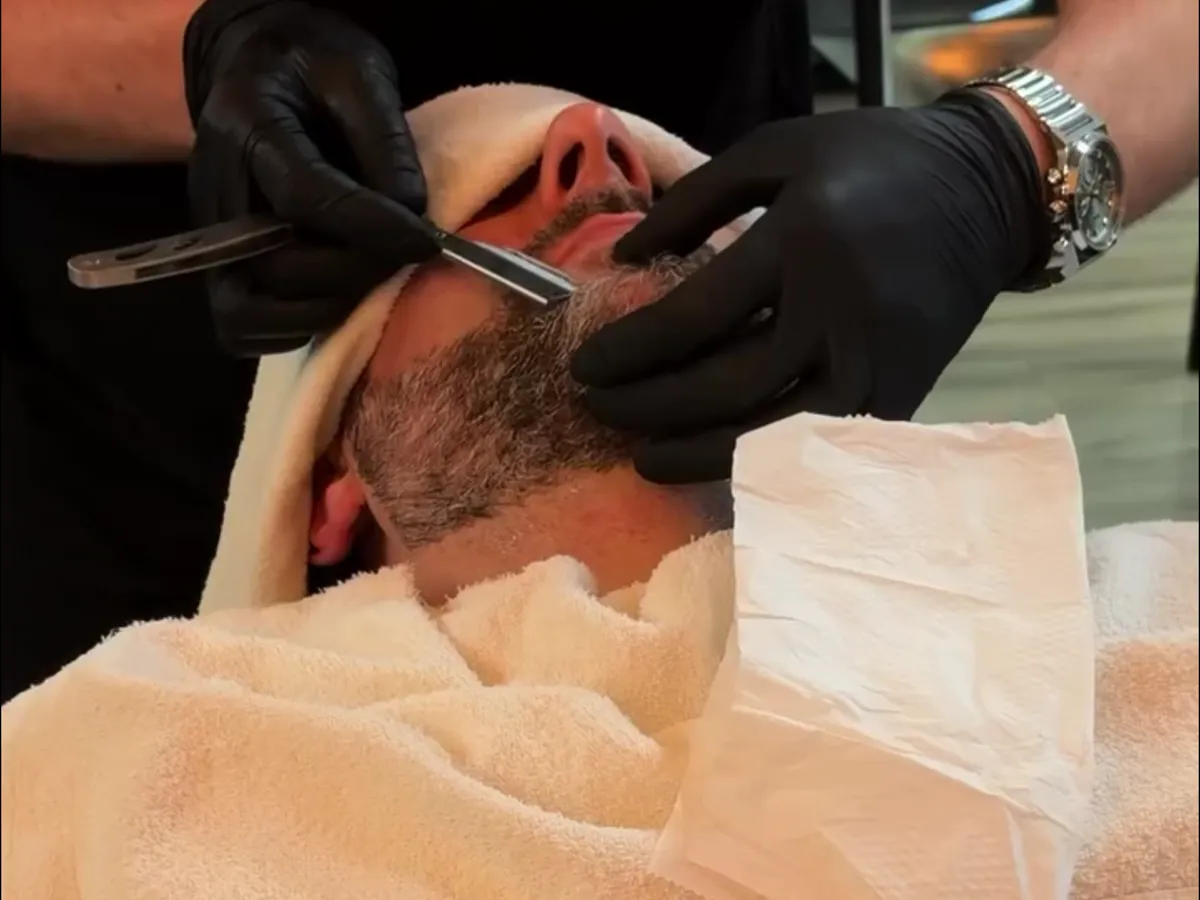 Barba na navalha com toalha quente